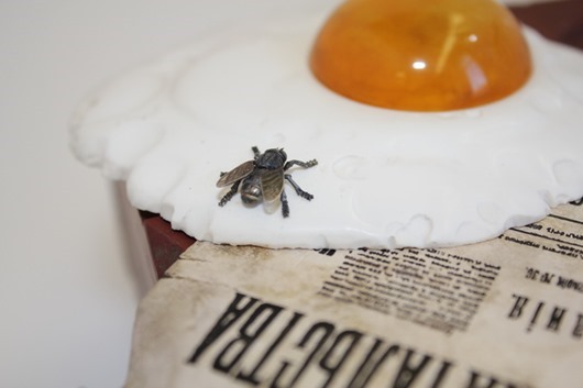 Фиг. 2 Фаберже Пролетарский завтрак фрагм с мухой