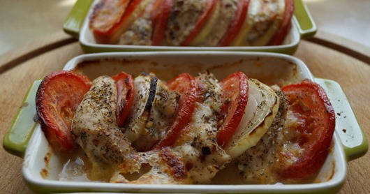 filet-z-kurczaka-pieczony-z-mozzarell-pomidorami-i-cebul-1389728587gn8k4