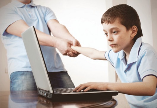 rebenok-za-kompyuterom