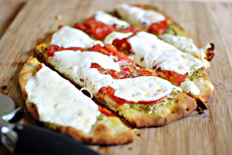 Быстрая пицца с томатами и песто фото-рецепт