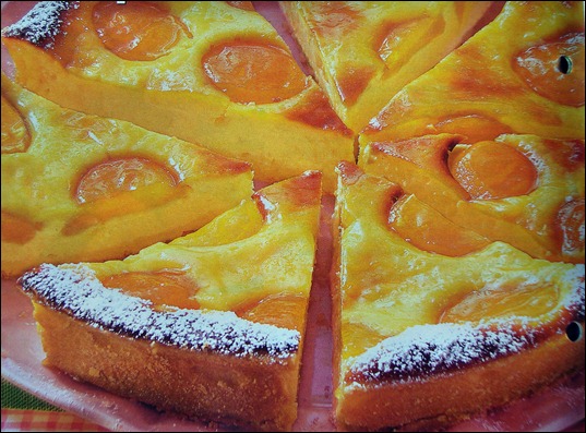 Творожно-абрикосовый-пирог-на-бисквитном-корже